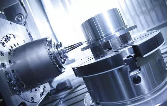 Hochpräzise CNC-Fräsmaschine bei der Bearbeitung eines metallischen Werkstücks.