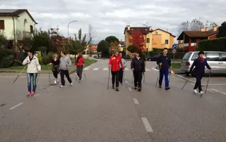 Mitarbeiter von EagleBurgmann Italien nehmen an einer Nordic-Walking-Aktivität im Rahmen eines Gesundheits- und Wellnessprogramms teil, das Bewegung, ausgewogene Ernährung und Bewusstsein für eine alternde Belegschaft fördert.