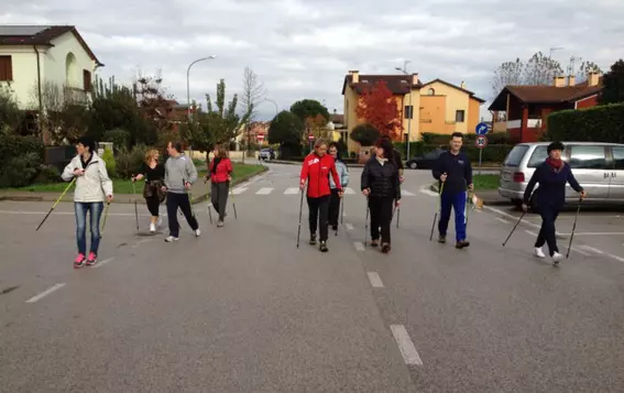 Mitarbeiter von EagleBurgmann Italien nehmen an einer Nordic-Walking-Aktivität im Rahmen eines Gesundheits- und Wellnessprogramms teil, das Bewegung, ausgewogene Ernährung und Bewusstsein für eine alternde Belegschaft fördert.