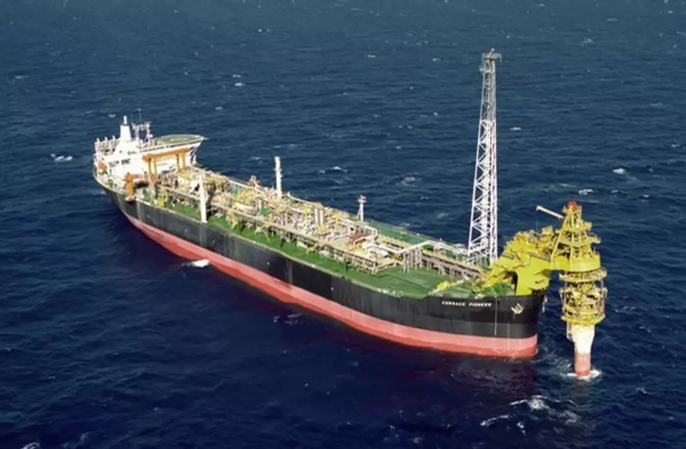 Offshore-Produktionsschiff auf See mit industrieller Prozessausrüstung.