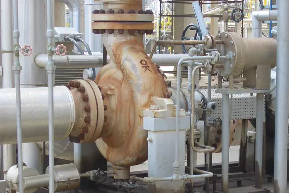 Bottom-Pump-around-Pumpe mit Metallfaltenbalgdichtungen in einer industriellen Prozessanlage im Oman.