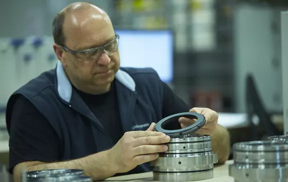 Techniker prüft die Passgenauigkeit eines Präzisionslagerrings in der Montage.