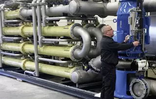 Ingenieur prüft Cartex-Cartridge-Dichtungen für anspruchsvolle Medien in einer Industrieanlage in den Niederlanden.