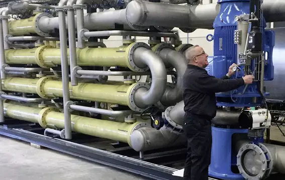 Ingenieur prüft Cartex-Cartridge-Dichtungen für anspruchsvolle Medien in einer Industrieanlage in den Niederlanden.