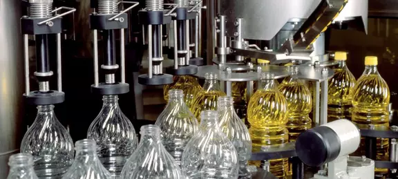 Flaschen mit Speiseöl werden auf einer industriellen Produktionslinie befüllt.