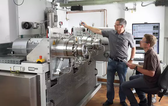 Employees operating an industrial testing system – testing and analysis of machine components and sealing systems to ensure the highest quality standards.