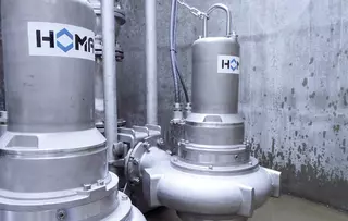 Edelstahl-Prozesswasser-Förderpumpen in einer Milchpulver-Produktionsanlage in den Niederlanden.