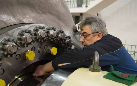 Technician installing split mechanical seals on a high-performance storage pump in Austria to ensure efficient sealing and maintenance.