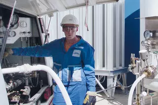Ingenieur bedient Tankpumpe mit Metallfaltenbalg-Gleitringdichtung zur sicheren Eindämmung kryogener und industrieller Fluide in Deutschland.