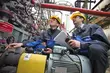Två servicetekniker från EagleBurgmann inspekterar industriutrustning på en fabriksanläggning. De bär skyddshjälmar och skyddskläder medan de utför tekniska fältservice- och underhållskontroller.