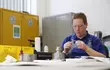 Un técnico de agleBurgmann inspecciona un componente de un sello mecánico en un banco de trabajo, lo que pone de relieve el montaje de precisión, el control de calidad y la experiencia en sellado industrial en un entorno de taller.
