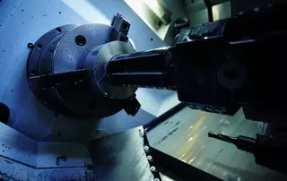 Industrielle Produktionsmaschine in Betrieb – symbolisiert die erfolgreiche Arbeitssicherheitsinitiative von EagleBurgmann Italia, die Unfälle reduziert und eine Kultur der Qualität und Achtsamkeit gefördert hat.