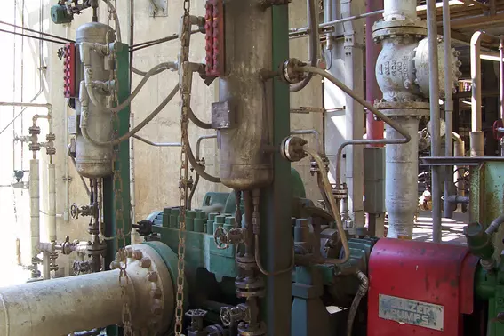 Langlebige Gleitringdichtungen, installiert an einer Between-Bearings-Pumpe in einer Industrieanlage in Venezuela.