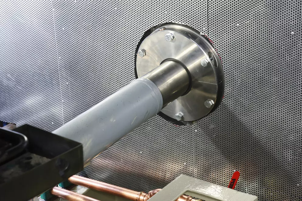 Wellendichtungsbaugruppe durch ein Industriegehäuse montiert.