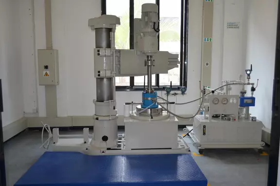 Industrial test rig for mechanical seal and equipment performance evaluation.