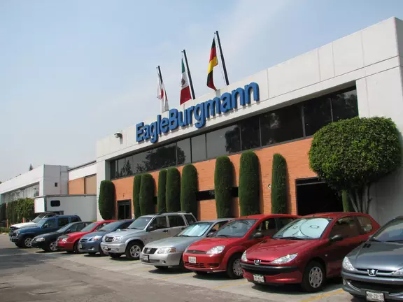 Vista exterior de las instalaciones de EagleBurgmann en México con autos estacionados al frente.
