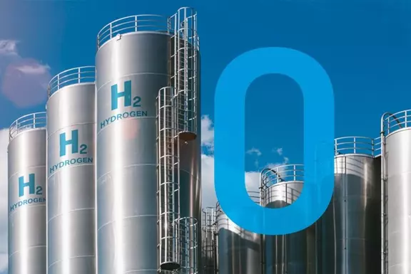 Moderne Wasserstoffspeicheranlagen mit großen Stahltanks für die Versorgung und Verteilung sauberer Energie.