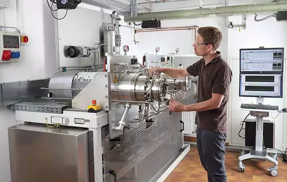 Techniker arbeitet an einer industriellen Prüfanlage – Präzisionsausrüstung für die Prüfung von Gleitringdichtungen, Qualitätssicherung und Prozessoptimierung.