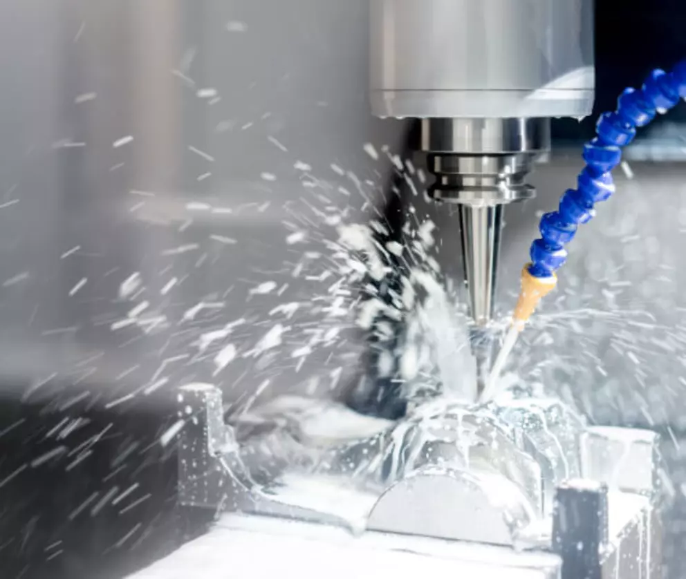 Präziser CNC-Fräsprozess mit Kühlschmierstoff für die Fertigung hochleistungsfähiger Gleitringdichtungskomponenten.