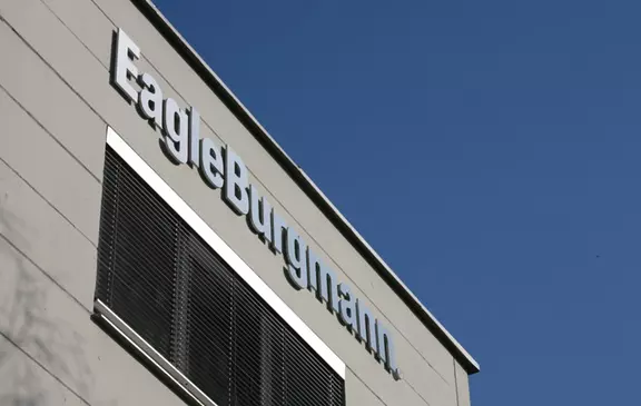 EagleBurgmann-firmaskilt på bygningens facade mod en klar blå himmel, der fremhæver virksomhedens brandtilstedeværelse.