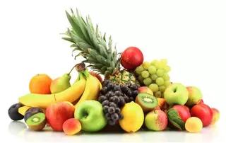 Bunte Auswahl an frischem Obst und Gemüse zur Förderung der Mitarbeitergesundheitsinitiative von EagleBurgmann Malaysia für ausgewogene Ernährung und verbesserte Cholesterinwerte.